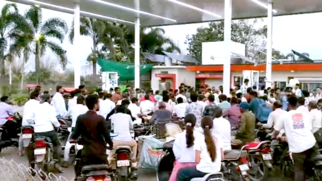 मध्य प्रदेश में पेट्रोल पंपों पर लंबी कतारें - 25-03-26