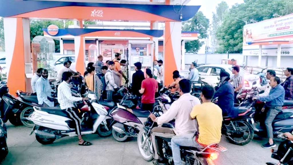 मध्य प्रदेश में पेट्रोल पंपों पर लंबी कतारें - 25-03-26