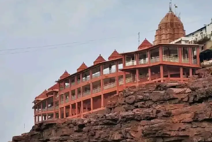 ओंकारेश्वर ज्योतिर्लिंग के दर्शन करने आए हैं