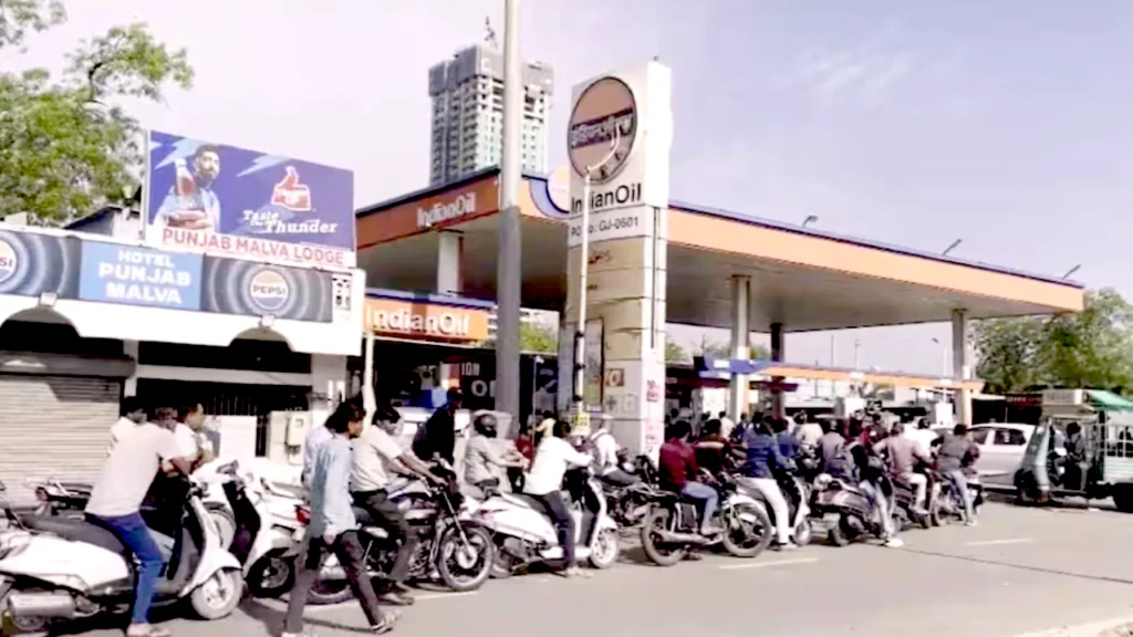 मध्य प्रदेश में पेट्रोल पंपों पर लंबी कतारें - 25-03-26